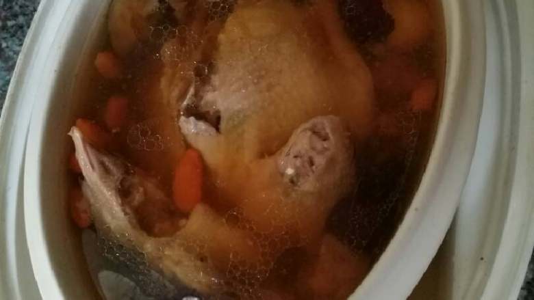 灵芝清炖白鸽汤,炖好，加入适量盐，就可以食用了。因为，灵芝会有淡淡的苦味，但也不影响口感哟！