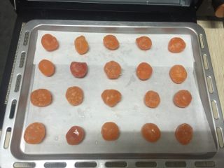 莲蓉蛋黄月饼(Moon Cake)#中秋食饼记#,然后把泡好的鸭蛋黄放入烤箱中，上下火烤5分钟。