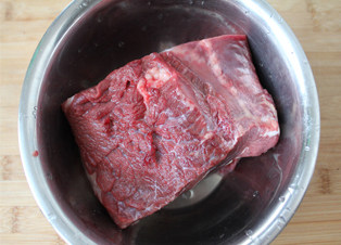 一勺好酱在酱牛肉中的作用——酱香牛肉,牛肉一块清洗干净。