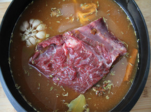 一勺好酱在酱牛肉中的作用——酱香牛肉,放入牛肉。