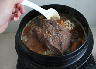 一勺好酱在酱牛肉中的作用——酱香牛肉,大火把水烧开，煮10分钟，期间不停的撇去浮沫。