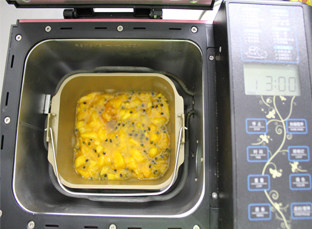 零难度做无添加果酱——百香芒果酱,把腌制好的芒果放入面包机。