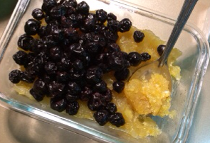 宝岛名吃——蓝莓凤梨酥 ,将做好的凤梨馅晾凉后，混合提前温水泡软并沥干水份的蓝莓干（不用搅拌），馅料就完成了