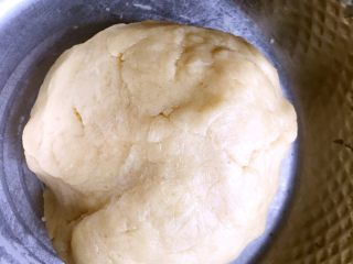 苏式梅干菜鲜肉月饼,将面粉和成光滑的面团，盖保鲜膜醒半小时。