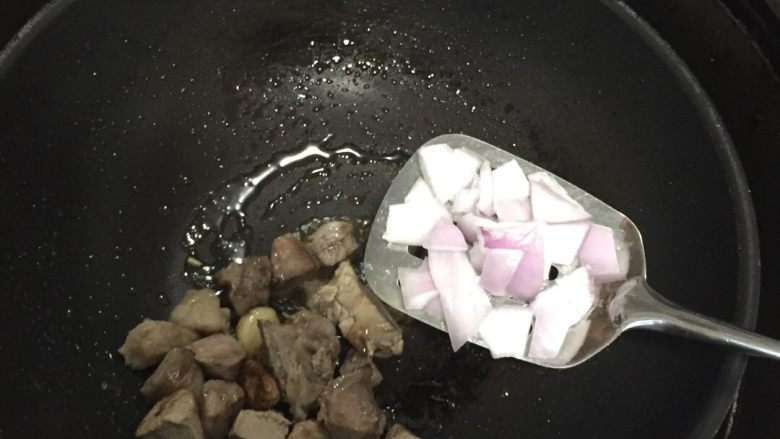 好好ci牌 咖喱土豆排骨焖饭,排骨微微油煎之后，放入洋葱。