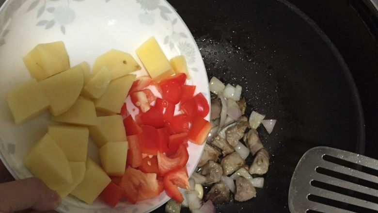 好好ci牌 咖喱土豆排骨焖饭,将洋葱炒香，依次放入红椒、土豆。