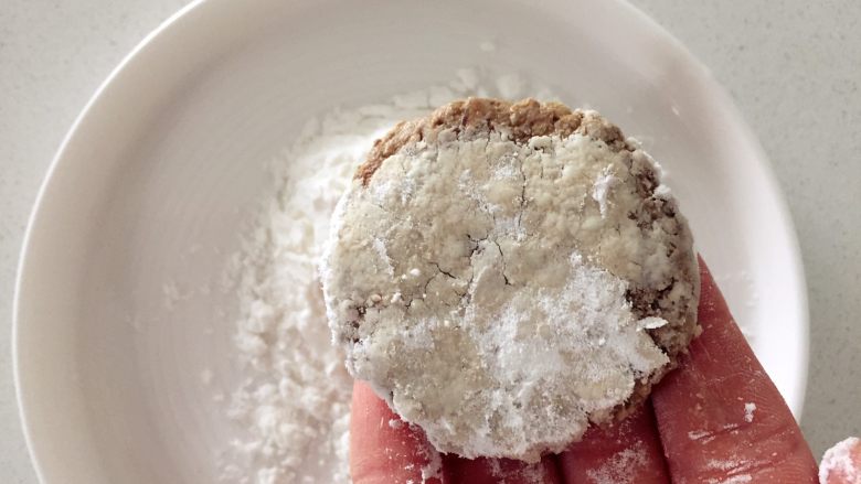 鸡肝芝麻小饼—换种口味，12M ,在淀粉中滚一圈
