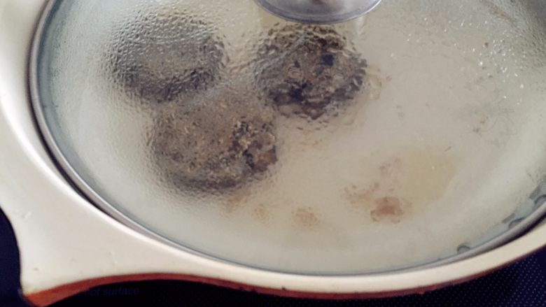 鸡肝芝麻小饼—换种口味，12M ,然后放入一勺水，盖上锅盖，小火用蒸汽焖熟。