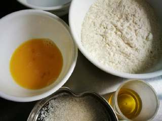 小鲜肉#中秋食饼记#,准备水油皮用料，面粉200克，水85克，橄榄油20克，蛋液20克，糖20克。
