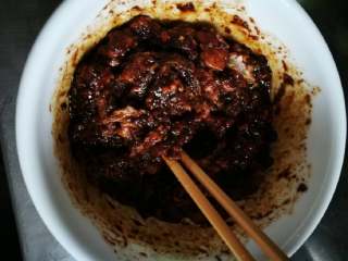 小鲜肉#中秋食饼记#,调料加进肉糜拌匀。
