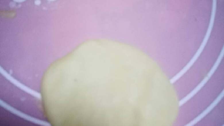 小鲜肉#中秋食饼记#,取一个水油皮小团子按扁。