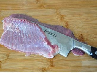 最美川式下饭菜：酸菜鱼 ,将鱼腹带大刺的部分片切下来，鱼刺很大不用去掉，顺着刺分割成鱼条即可。
