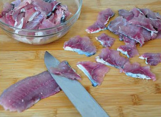 最美川式下饭菜：酸菜鱼 ,鱼肉部分，鱼皮向下摆放，用刀倾斜着推切出薄薄的鱼片。
