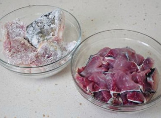 最美川式下饭菜：酸菜鱼 ,鱼头跟鱼骨段，裹上一层干面粉，这样用油煎后再煮汤，味不腥汤还浓。