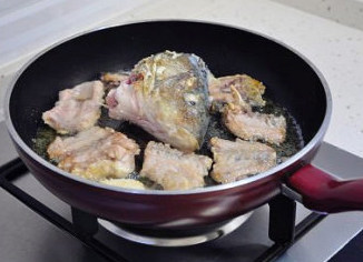 最美川式下饭菜：酸菜鱼 ,煎至鱼骨鱼头两面金黄即可盛出。