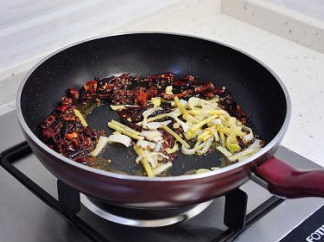 最美川式下饭菜：酸菜鱼 ,锅中留有底油，立即倒入干辣椒、花椒，小火炒出香味，再加入葱姜，煸炒出葱香味。