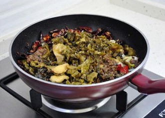 最美川式下饭菜：酸菜鱼 ,锅中留有底油，立即倒入干辣椒、花椒，小火炒出香味，再加入葱姜，煸炒出葱香味。