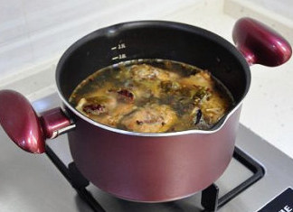 最美川式下饭菜：酸菜鱼 ,然后倒入深口的锅内，加入煎好的鱼头鱼骨段及没过鱼头的清水，大火煮开。