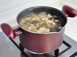 最美川式下饭菜：酸菜鱼 ,中火烧煮5分钟后，将鱼片一片一片的放入，烫熟至颜色变白即可。