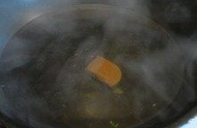 鸭血粉丝汤,锅中加入1生水，烧热后，加入咖喱块，将其充分煮融，加入适量的少许盐巴。