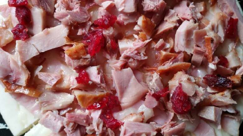 鸭肉培根莓干披萨,烤鸭鸭肉剁碎洒上一层，再洒点蔓越莓干碎