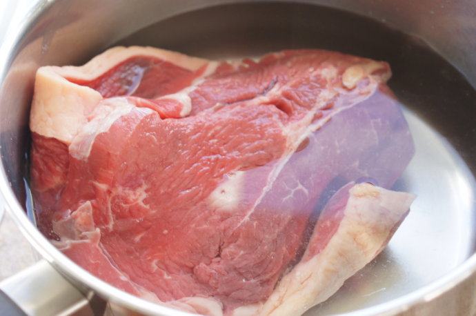 寒天一锅暖，新版罗宋汤,把牛腿排放入锅里，加适量水，烧开，把牛肉煮熟，即切开不见血水。