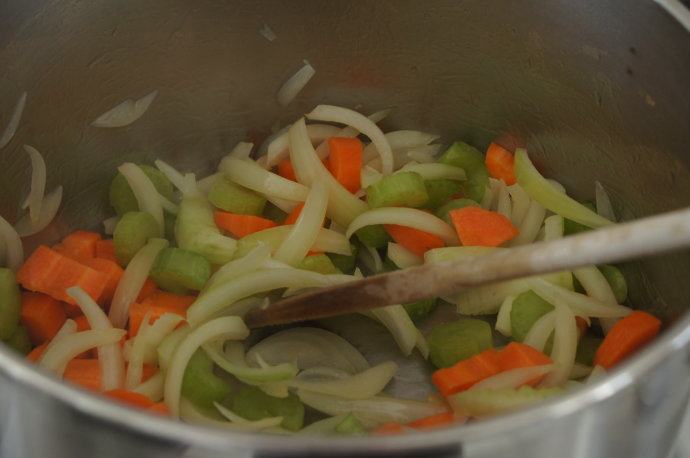 寒天一锅暖，新版罗宋汤,加入胡萝卜和西芹，翻炒1,2分钟