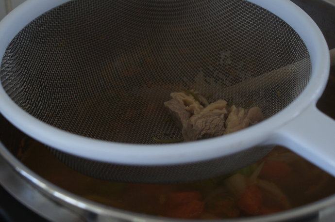 寒天一锅暖，新版罗宋汤,将牛肉汤过滤，加入锅中，搅拌均匀。