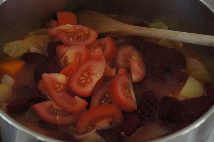 寒天一锅暖，新版罗宋汤,加入红菜头和新鲜番茄，煮25分钟。最后跟据个人口味，调入盐和黑胡椒。