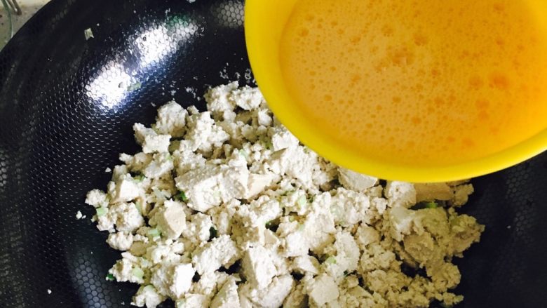 肉松鸡蛋豆腐 #挑战鸡蛋的一百种做法#,慢慢倒入打好的蛋液