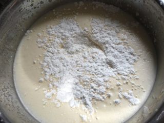 香蕉蛋糕（儿童下午茶）,打蛋器把鸡蛋打到 粘稠 写一下八字不会很稀 放入 低筋面粉 