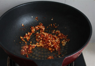 享受素食下饭菜——剁椒蒸娃娃菜 ,锅内放油6分热的时候放入姜蒜剁椒，炒出香味。