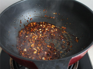 享受素食下饭菜——剁椒蒸娃娃菜 ,放入调料，炒开。