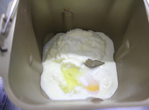 上班族早餐的福音——淡奶油枣泥吐司,放入鸡蛋。