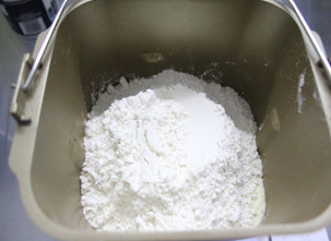 上班族早餐的福音——淡奶油枣泥吐司,放入面粉。