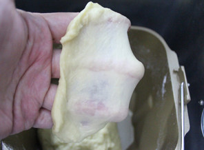 上班族早餐的福音——淡奶油枣泥吐司,把面粉打成完全扩展状态，能抻出很薄的薄膜。