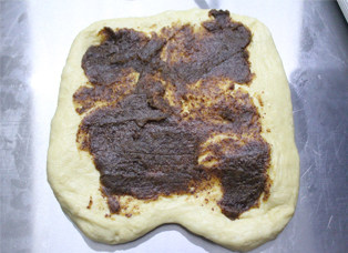 上班族早餐的福音——淡奶油枣泥吐司,拿出面团擀开，上面抹上枣泥。