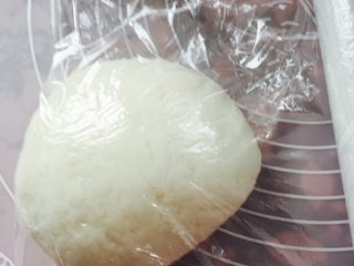 王氏彩色冰皮月饼#有个故事#,打上保鲜膜放入冰箱冷藏至少20分钟