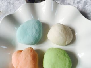 王氏彩色冰皮月饼#有个故事#,从冰箱取出面团加入果粉揉匀