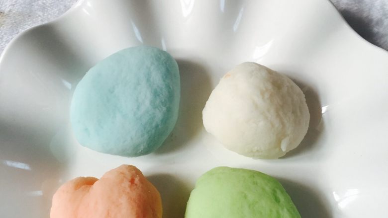 王氏彩色冰皮月饼#有个故事#,从冰箱取出面团加入果粉揉匀