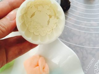 王氏彩色冰皮月饼#有个故事#,模具里倒入手粉后再倒出来剩余的手粉