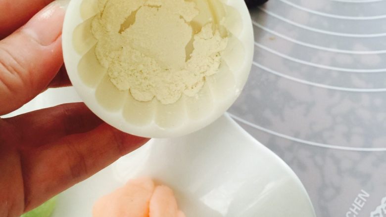 王氏彩色冰皮月饼#有个故事#,模具里倒入手粉后再倒出来剩余的手粉