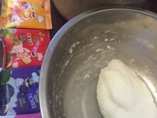 彩色冰皮月饼,将冰皮月饼粉和纯净水1:1混合，揉成面团。