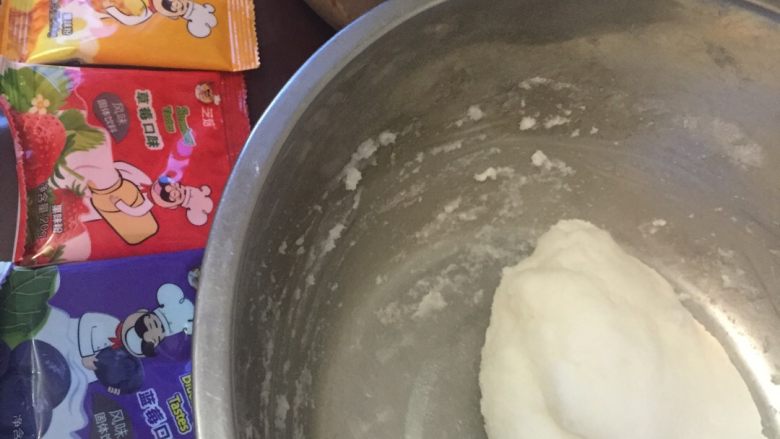 彩色冰皮月饼,将冰皮月饼粉和纯净水1:1混合，揉成面团。
