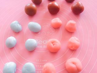 彩色冰皮月饼#中秋食饼记#,把面团分成两等份，分别加入色素揉搓均匀，再把两种颜色面团分成每个12.5克，月饼馅每个25克。