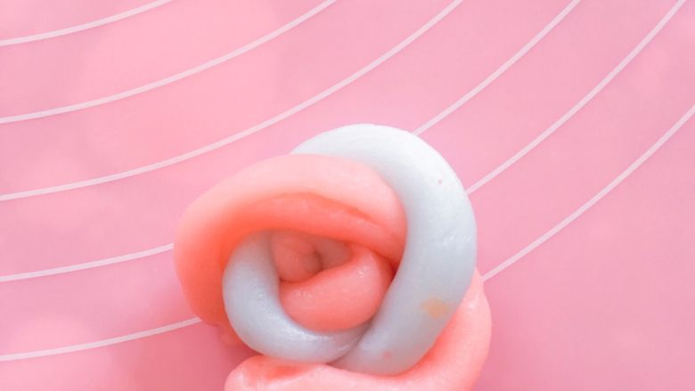 彩色冰皮月饼#中秋食饼记#,将双色面团圈起来按扁。