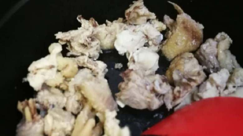 铁锅蛤蜊童子鸡（大吉大利）,油锅烧热，下童子鸡翻炒。（我用的是铸铁锅，保持食材的原汁原味。）