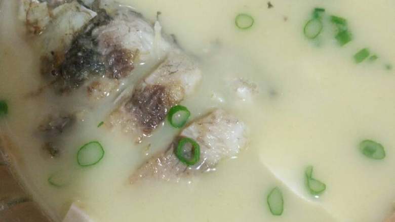 鲫鱼豆腐汤,把鱼和鱼汤盛进去就可以享用啦😄简单不😇
