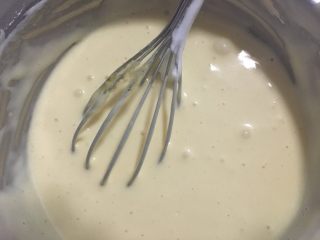 椰蓉戚风蛋糕,蛋黄中加入牛奶 油 筛入低粉 搅拌均匀（同时烤箱开始预热）