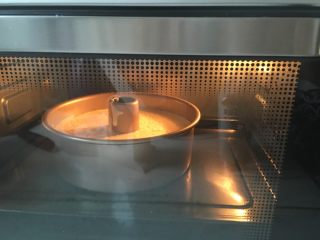 椰蓉戚风蛋糕,放入预热好的烤箱中，中下层上下火160度烤40分钟